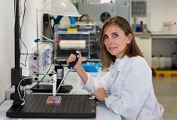 Cristina Canal coordina l'Acció PlasTHER, que investiga nous tractaments del càncer basats en el gas plasma